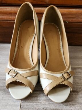 Women’s Cream and Tan Peep-Toe Heels